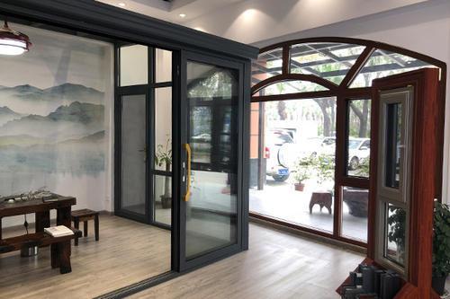 品質(zhì)與服務(wù)的雙重保障 為什么選擇品牌門(mén)窗而不選擇雜牌門(mén)窗？室內(nèi)木門(mén)窗安裝服務(wù)解析